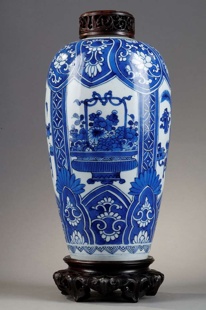 Vase porcelain blue and white decorated with flowers et mobilars objects